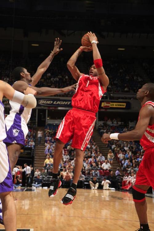 邮报：明年世界杯上下半场中段设强制补水时间，每次三分钟（邮报称：明年世界杯每半场中段将设3分钟强制补水暂停）