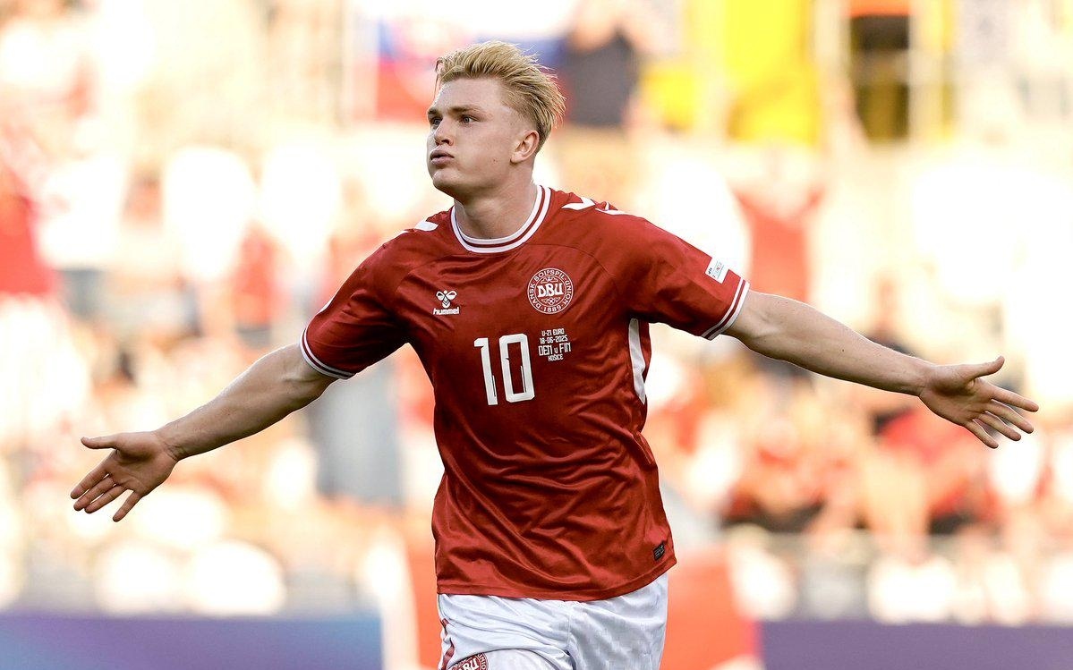 双喜临门！亨德森迎小蜜蜂处子球+英格兰赛场第600场里程碑（喜上加喜！亨德森收获小蜜蜂首球，达成英格兰赛场600场里程碑）