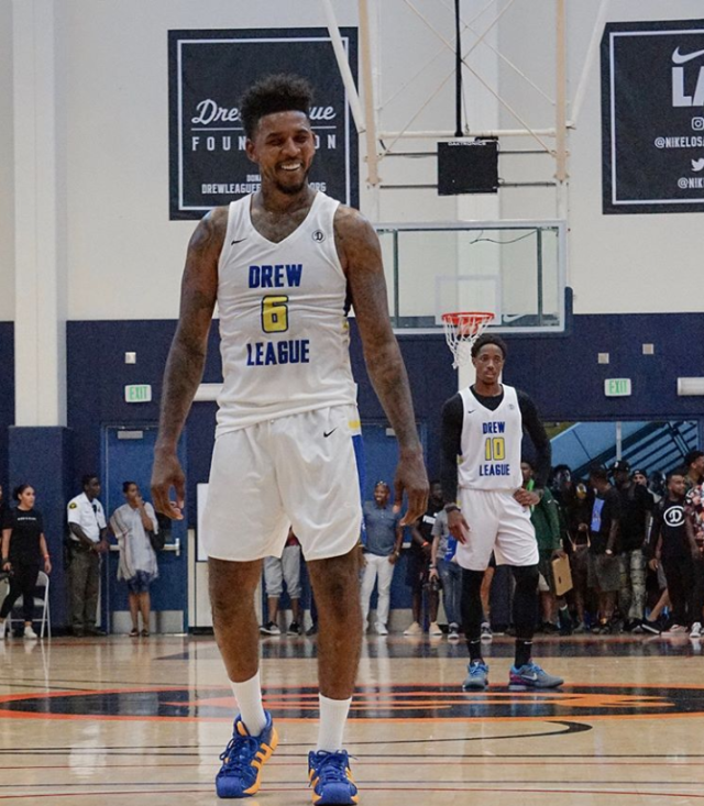 NBA：湖人险胜火箭 詹姆斯砍下全场最高分（湖人惊险击退火箭，詹姆斯轰全场最高分）