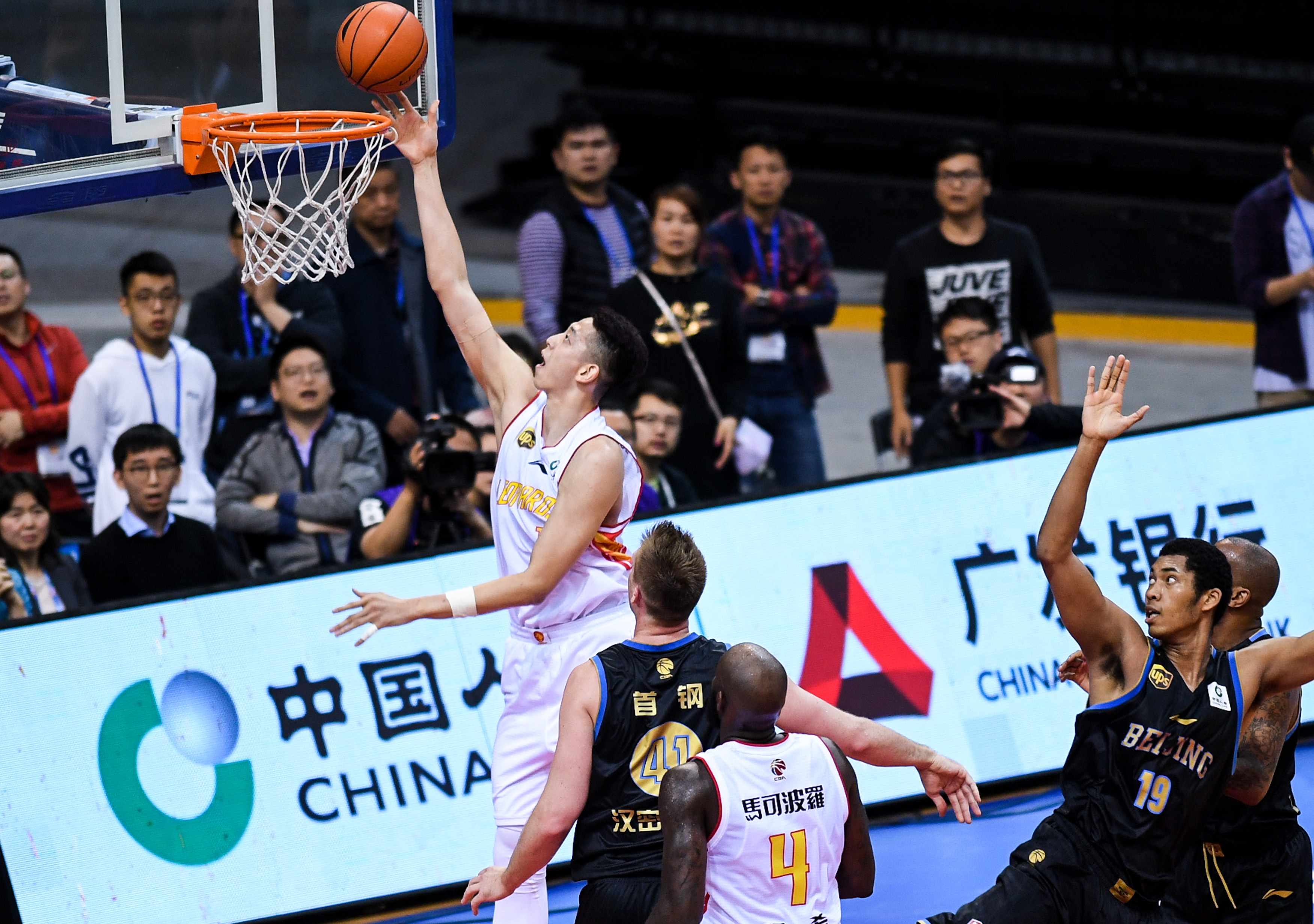 惠州小外援杰师傅现象级表现，能否叩开男篮大门？（惠州小外援杰师傅状态爆棚，能否敲开中国男篮之门？）