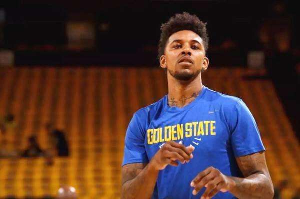 德国队2026年世界杯球衣：三色条纹致敬1990&2014年冠军球衣（德国队2026世界杯战袍：三色纹带致敬1990与2014双冠经典）