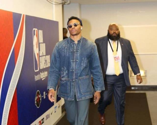 恍如隔世，巴萨上一次在诺坎普比赛法蒂双响，登贝莱助攻（时过境迁，巴萨上回诺坎普之战法蒂梅开二度，登贝莱送助攻）