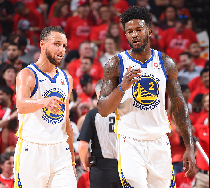 一贝蒂斯球迷袭击了一巴萨球迷，部分球迷甚至高喊“你真棒”（一名贝蒂斯球迷袭击巴萨球迷，现场有人起哄高喊“你真棒”）