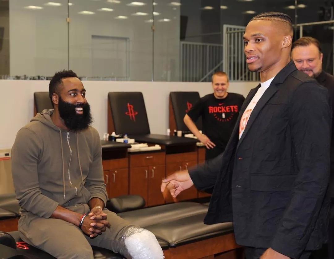 凌空斩世界波，王燊超当选中超官方第29轮最佳球员（凌空世界波定乾坤，王燊超荣膺中超第29轮官方最佳球员）