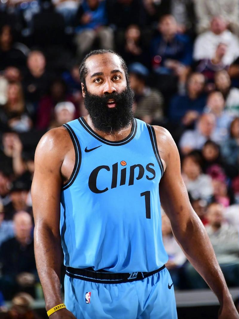 莱万压哨破门帮助巴萨取关键三分（莱万读秒绝杀助巴萨拿下宝贵三分）