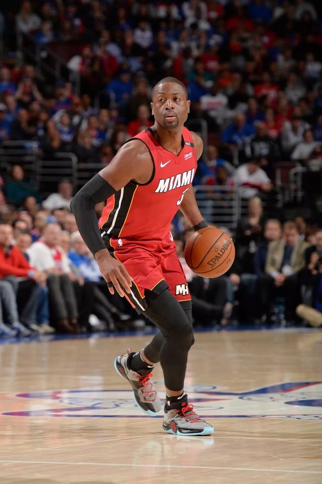 库里至少再缺席3场！科尔表示期待他能在与森林狼的比赛回归（科尔：库里至少还将缺席3场，争取战森林狼时复出）