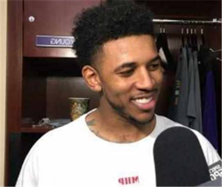 巴萨后防失误不断（巴萨防线频频出错）