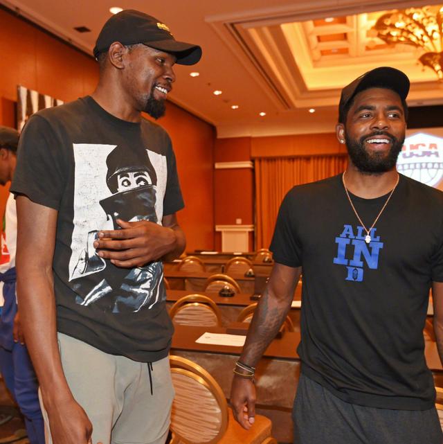 周末战巴萨！国王杯赛后一瘸一拐，安东尼：放心，有时间恢复（国王杯后跛行，安东尼称无大碍：周末战巴萨有时间恢复）